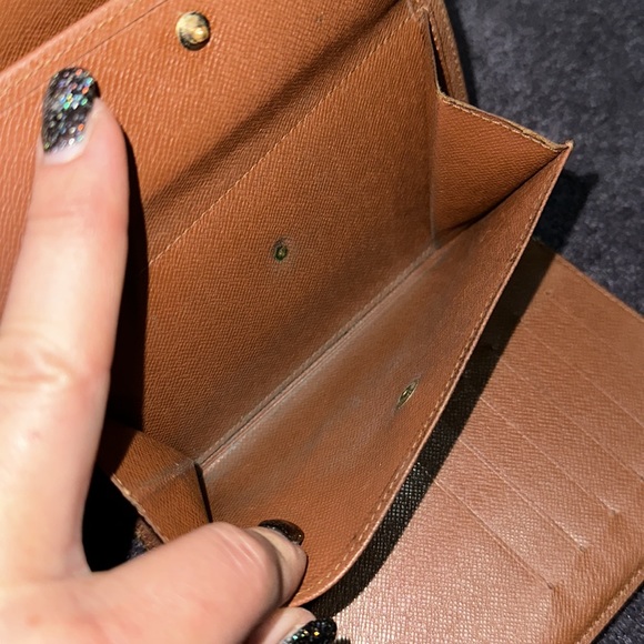 Luis Vuitton wallet. - Picture 9 of 17